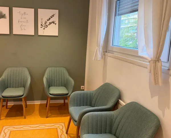 Wartezimmer mit gemütlichen Sesseln